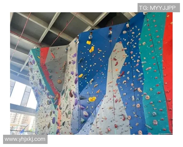 成都攀岩队边路渗透战术解析与攀岩热点探讨